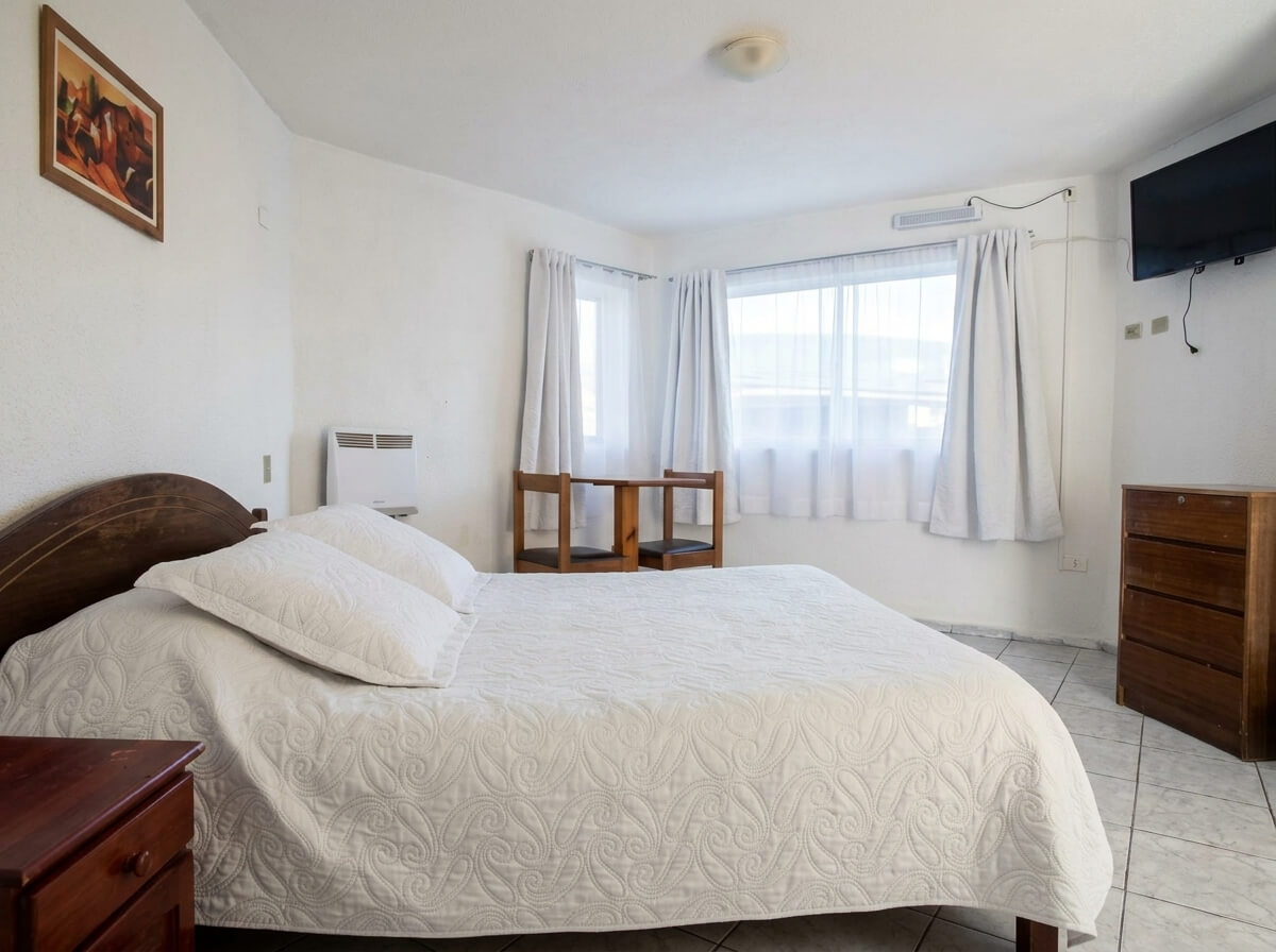 Dormitorio del departamento con cama matrimonial